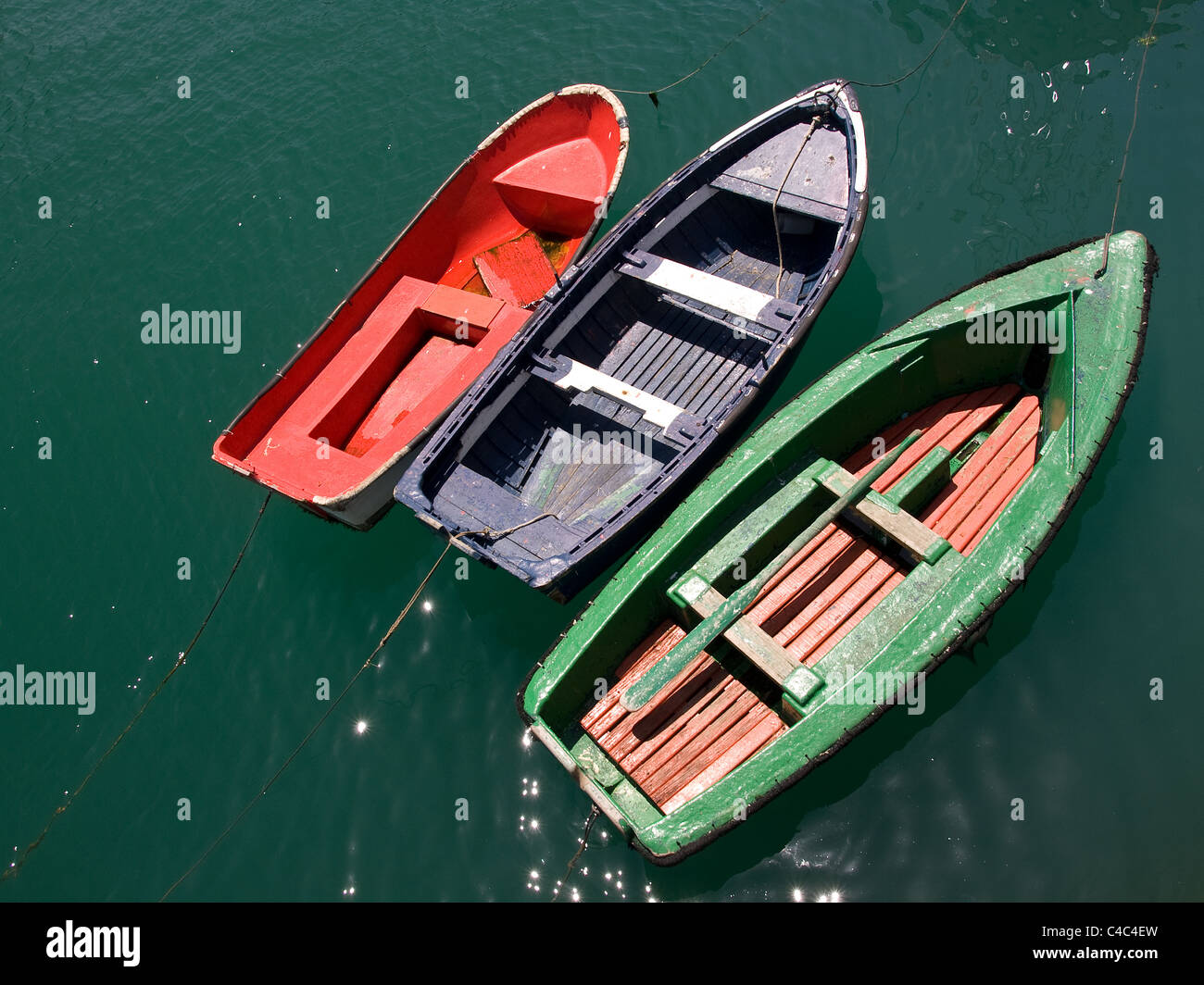Horizontale Porträt von drei Fischerboote im Hafen. Stockfoto