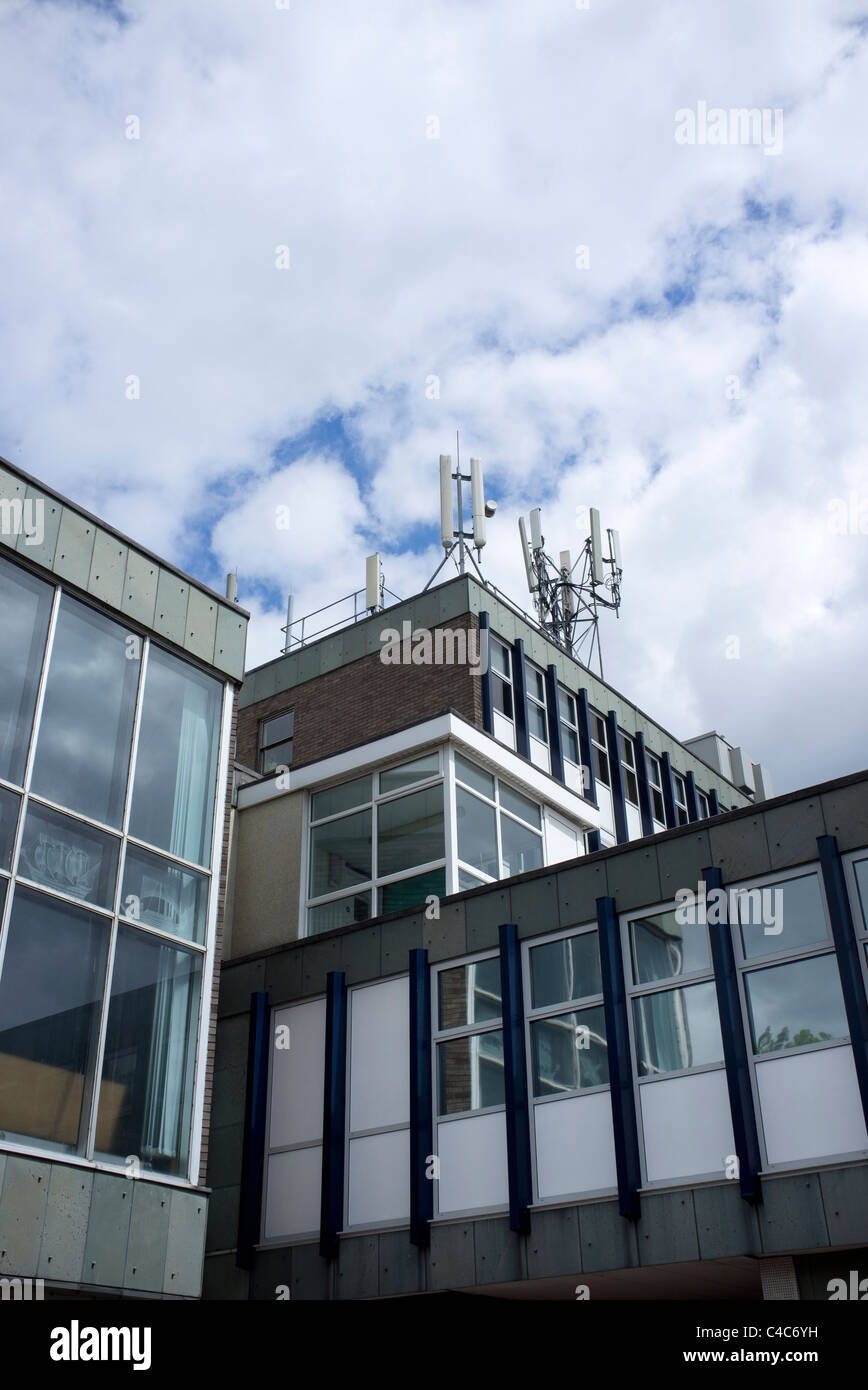 Bürogebäude mit Handy-Masten auf dem Dach Stockfoto