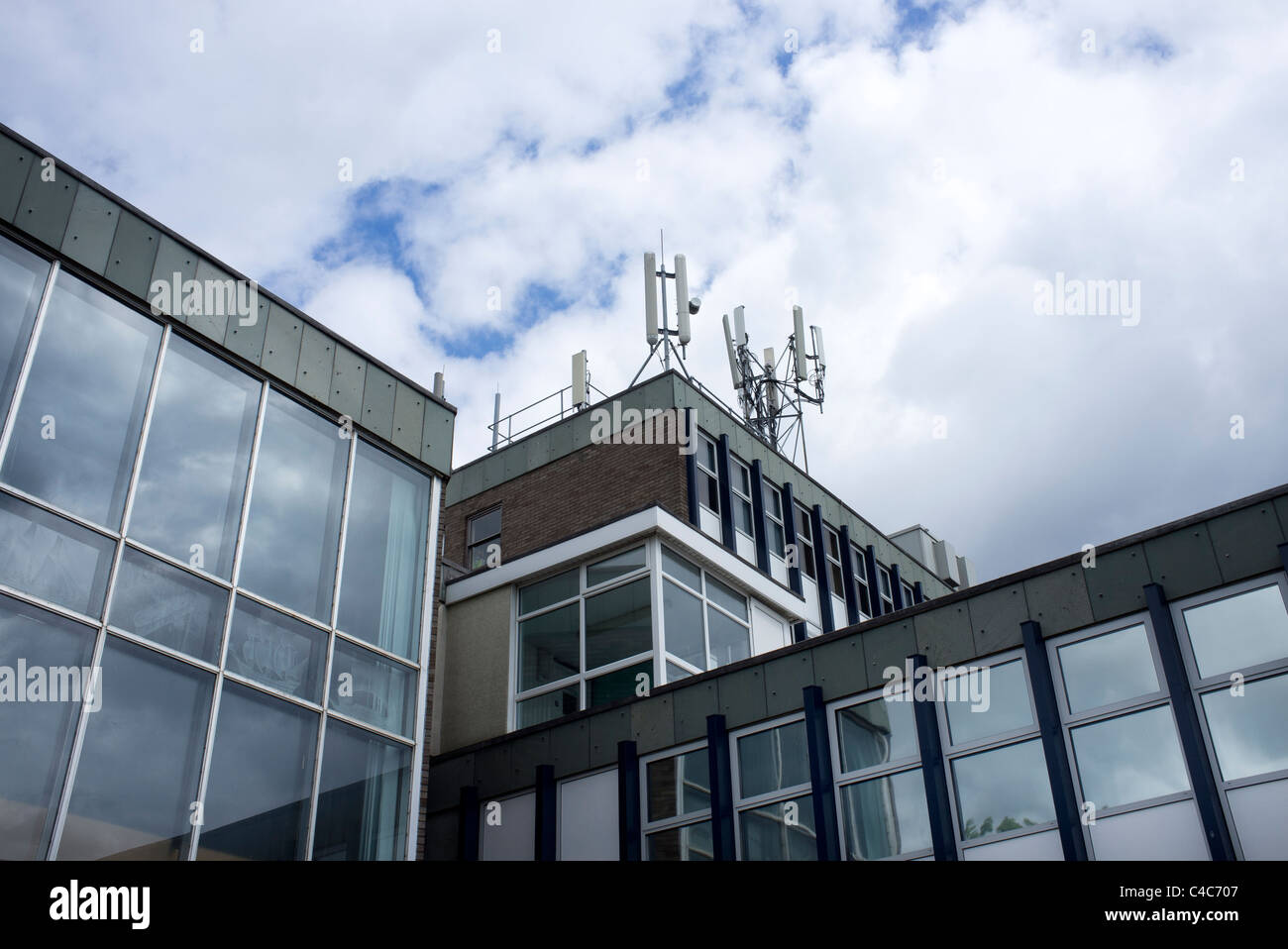 Bürogebäude mit Handy-Masten auf dem Dach Stockfoto