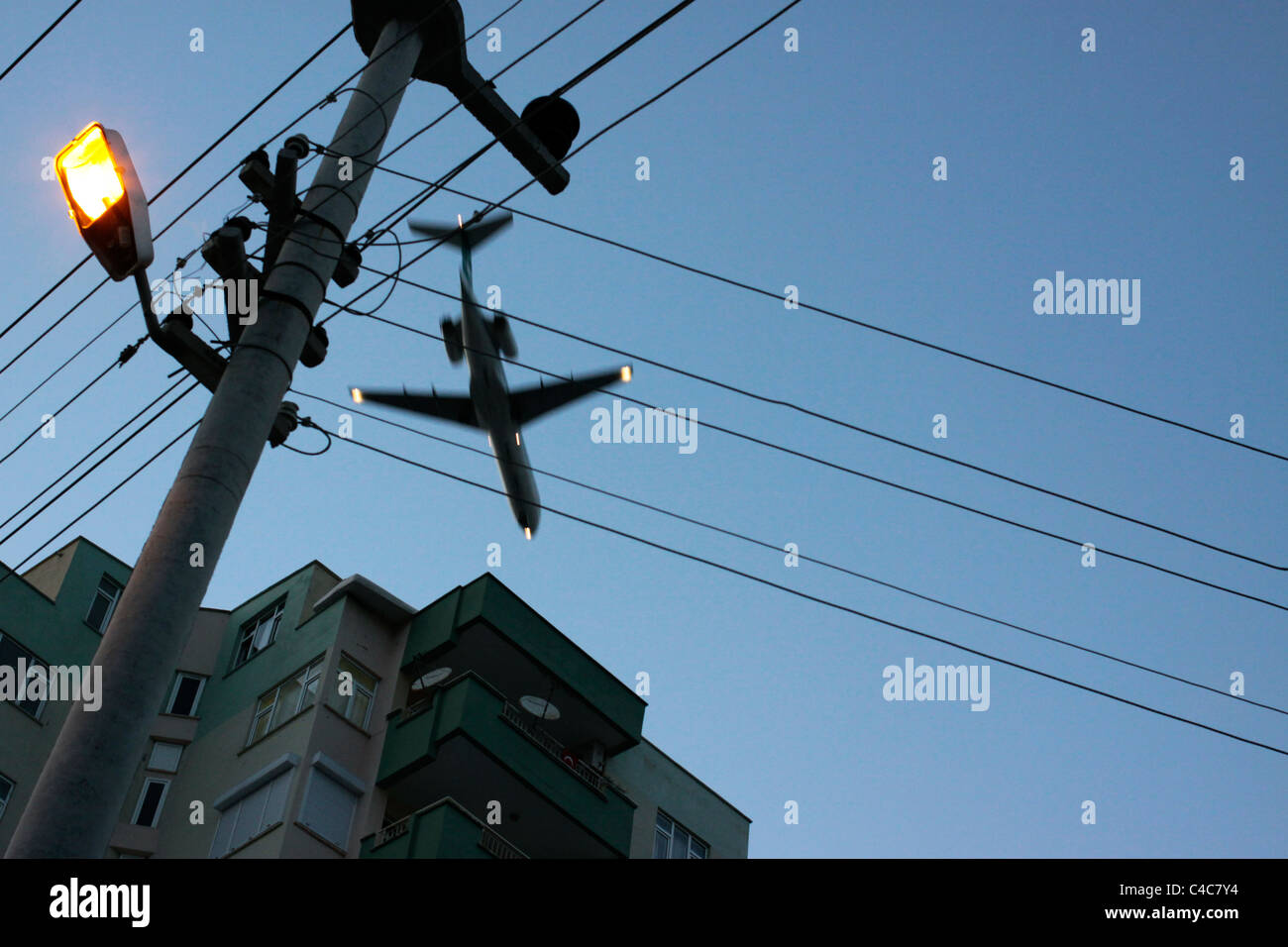 Tief fliegenden Flugzeuge über Gebäude und Telefonleitungen in Antalya, Türkei Stockfoto