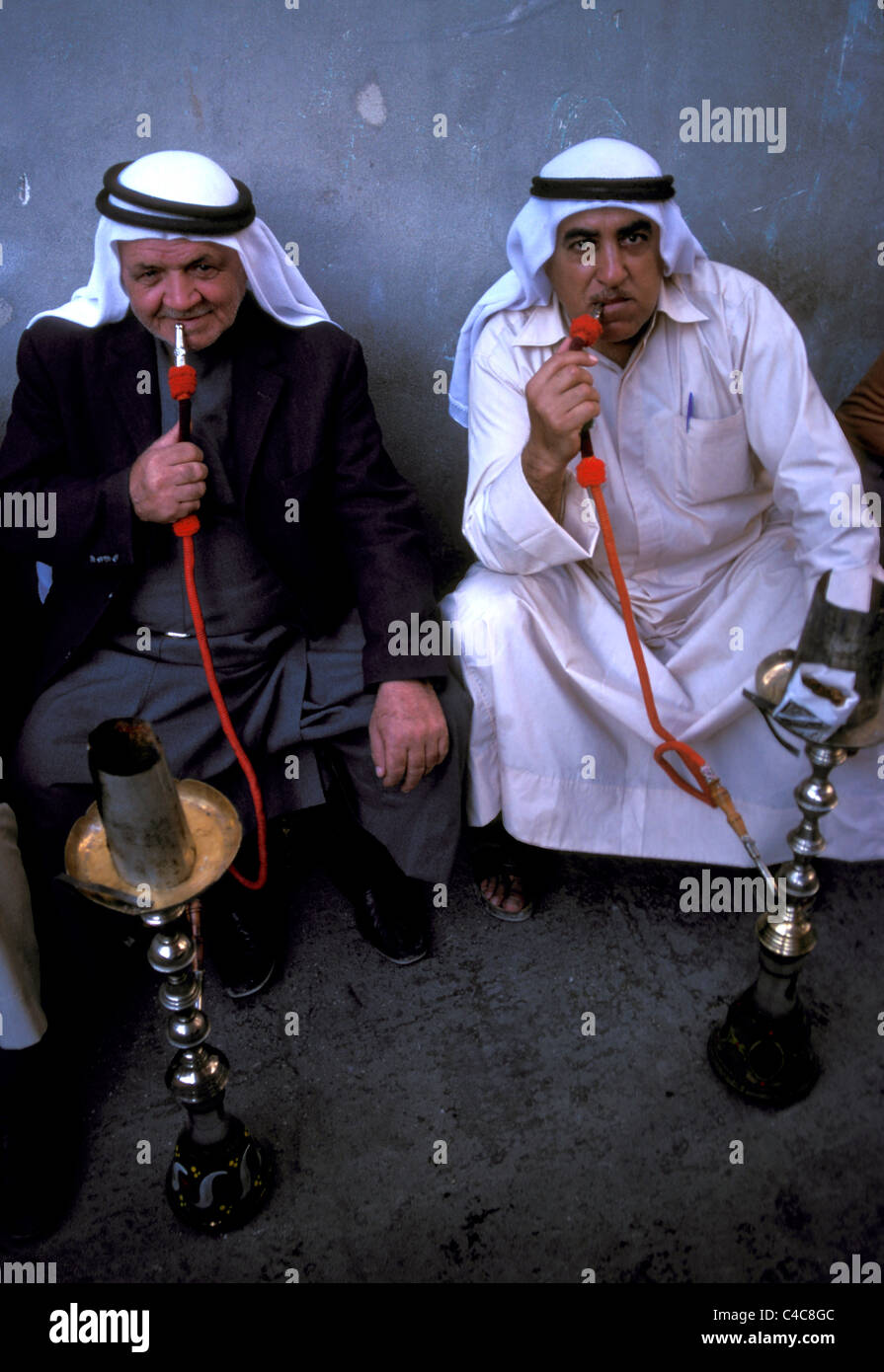 Zwei Männer, die in Aleppo, Syrien, Shishas oder Wasserleitungen rauchen Stockfoto