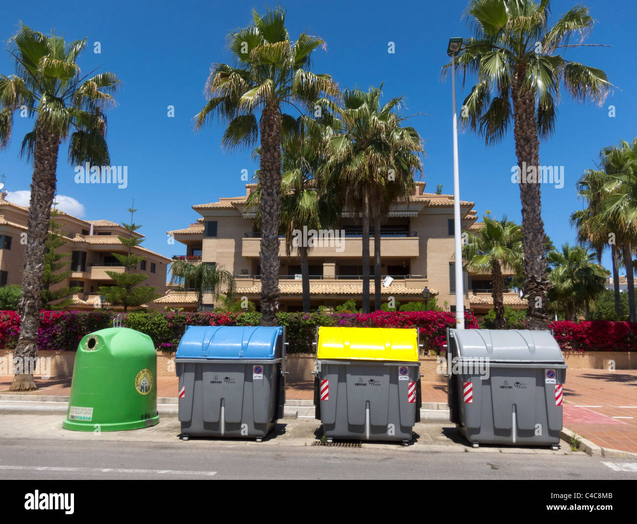 Eine Reihe von Mülltonnen vor einem Haus in einer Wohngegend von Javea, Spanien. Stockfoto