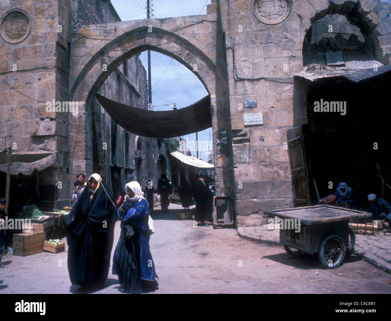 Zwei Frauen, die durch Bab el Makkam im alten Aleppo, Syrien Stockfoto