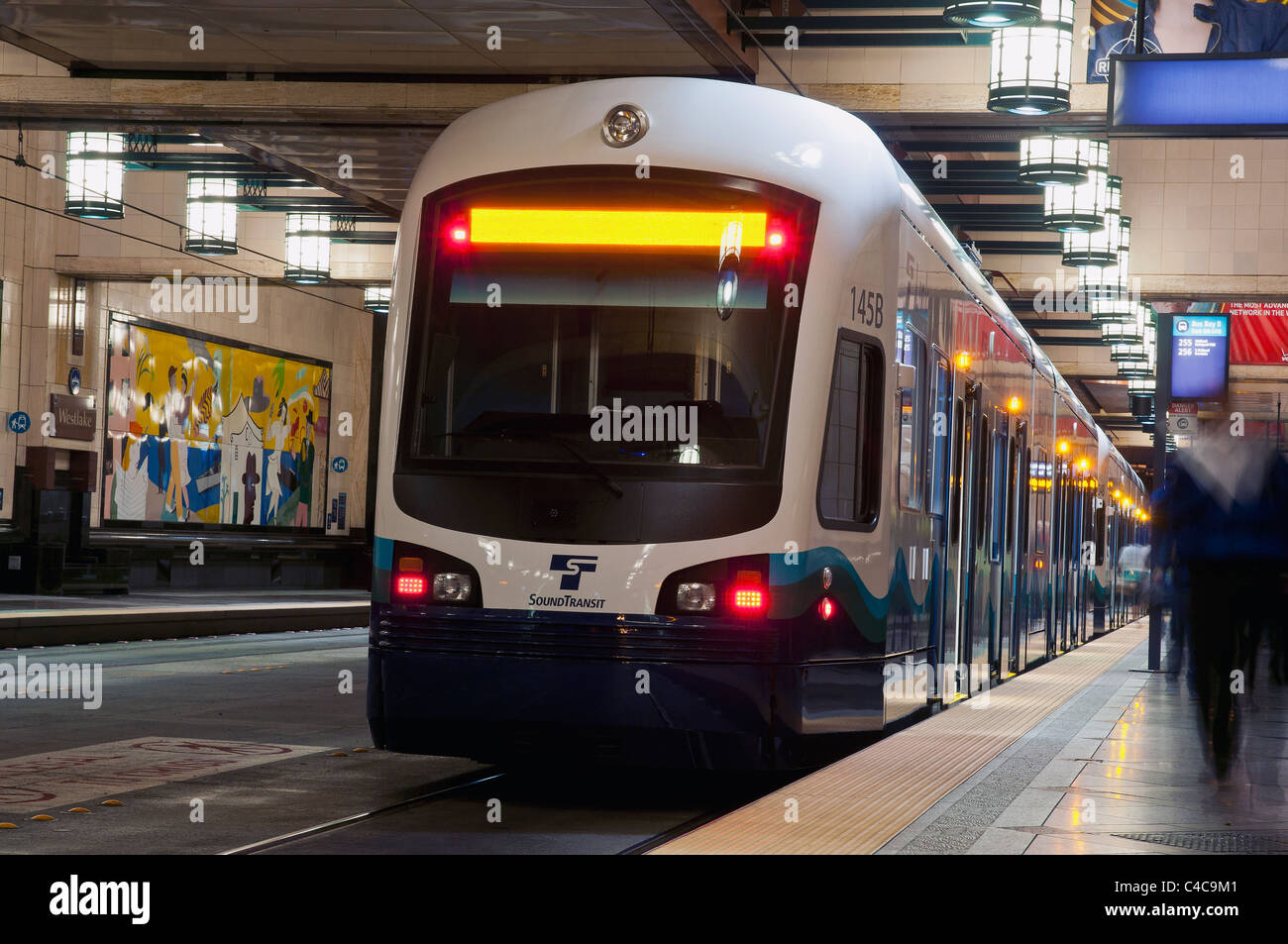 Solide Link Light Rail Transit Zug am Westlake Street Station, U-Bahn Tunnel, Seattle, Washington, USA Stockfoto