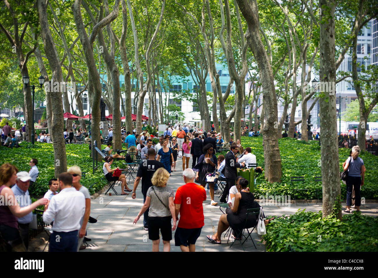 Park-Besucher flanieren im Bryant Park in New York Stockfoto