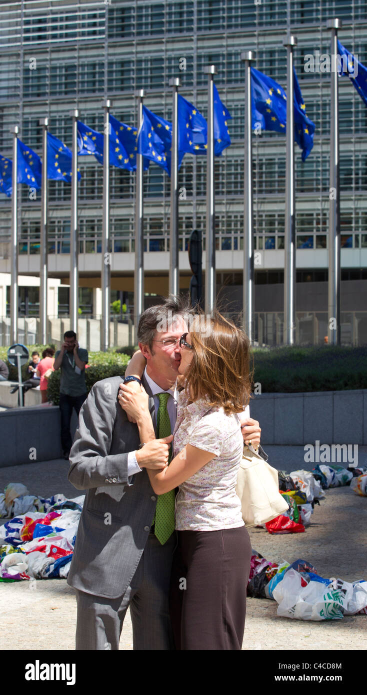 paar küssen Mann Womaan Europäische Kommission Brüssel Fahnen bauen Stockfoto