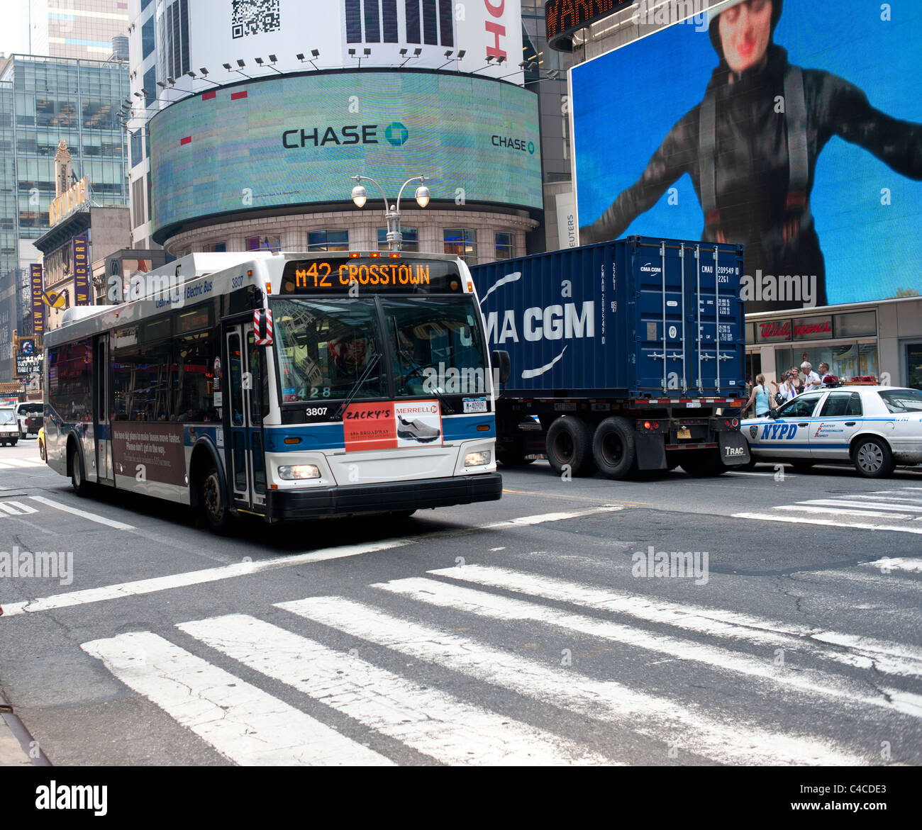 Ein NYC Transit Bus in an der West 42nd Street am Times Square in New York am Donnerstag, 9. Juni 2011. (© Richard B. Levine) Stockfoto