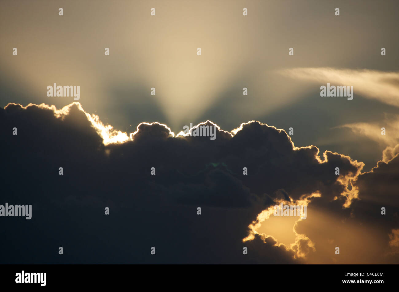 dramatische Cloud mit Silberstreifen am Horizont und Sonnenstrahlen Stockfoto