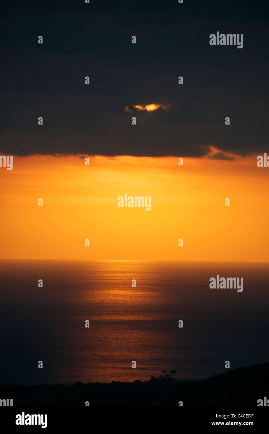 Untergehende Sonne unter schwarze Wolke über libysche Meer Stockfoto Untergehende Sonne unter schwarze Wolke über libysche Meer Stockfoto