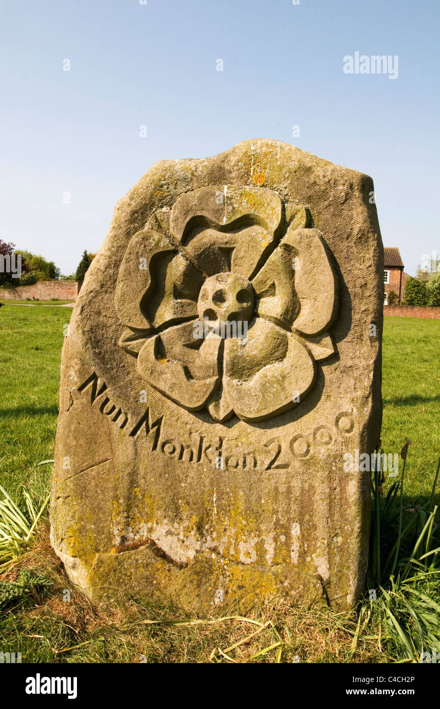 Nonne Monkton Millennium Datum Stein, den englisches Dorf Yorkshire Rose geschnitzt Stockfoto