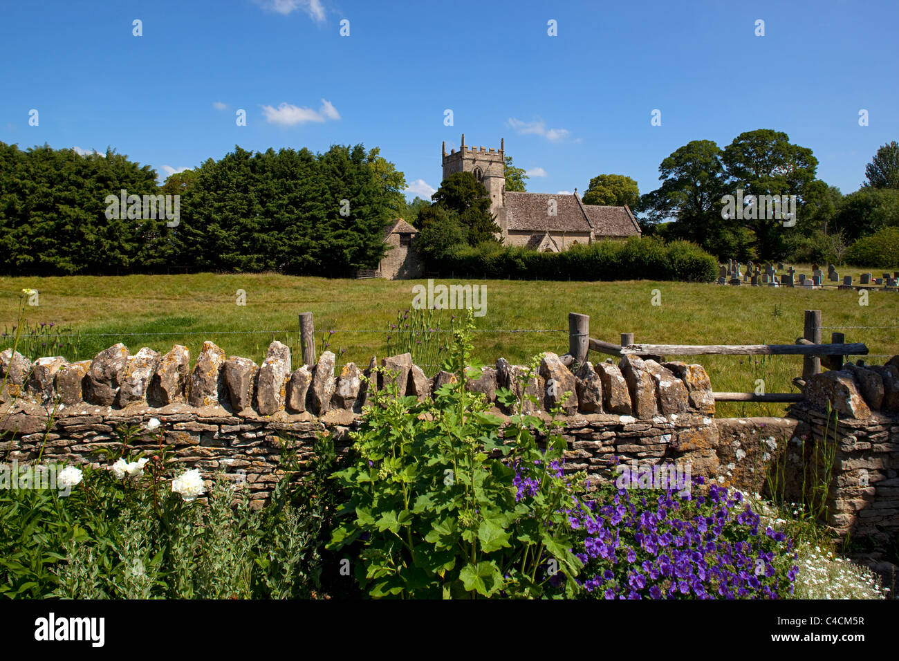 Oxfordshire Land Blick über Trockenmauer und alten Stil zur Kirche, Clanfield, Oxon Stockfoto
