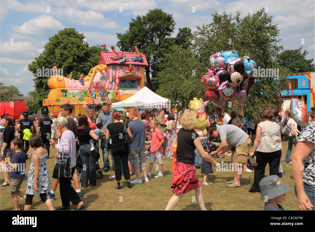 Massen von Menschen genießen Molesey Karneval Stockfoto