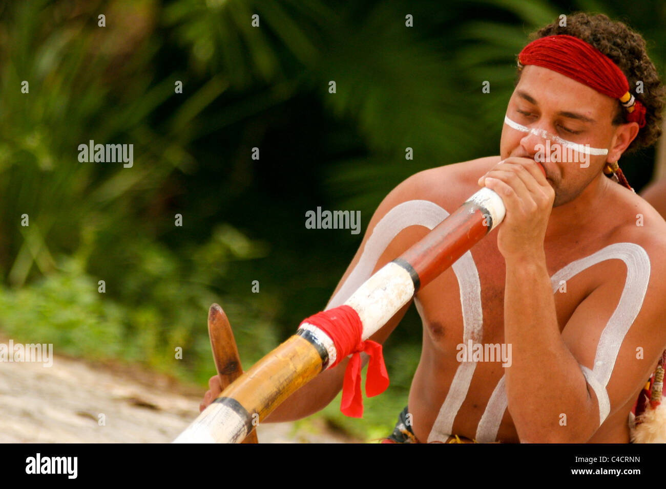 Aborigines Mann spielt das Didgeridoo in Australien Stockfoto