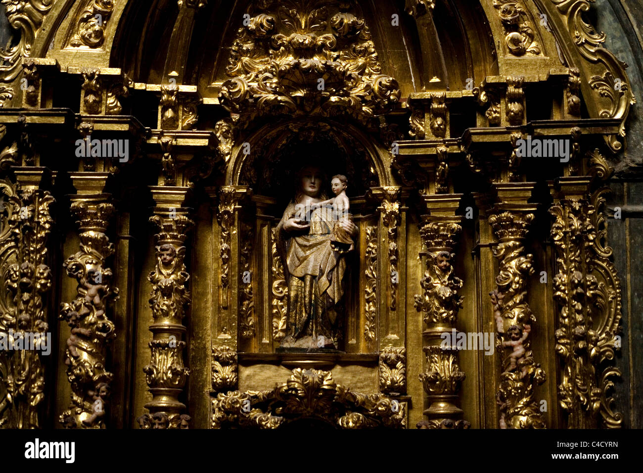 Eine Marienstatue ziert einen Altar in der Kathedrale von Astorga, Spanien, Freitag, 6. Mai 2011. Stockfoto