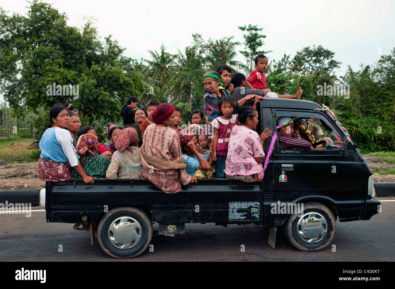 Eine große Familie unterwegs in Lombok Stockfoto