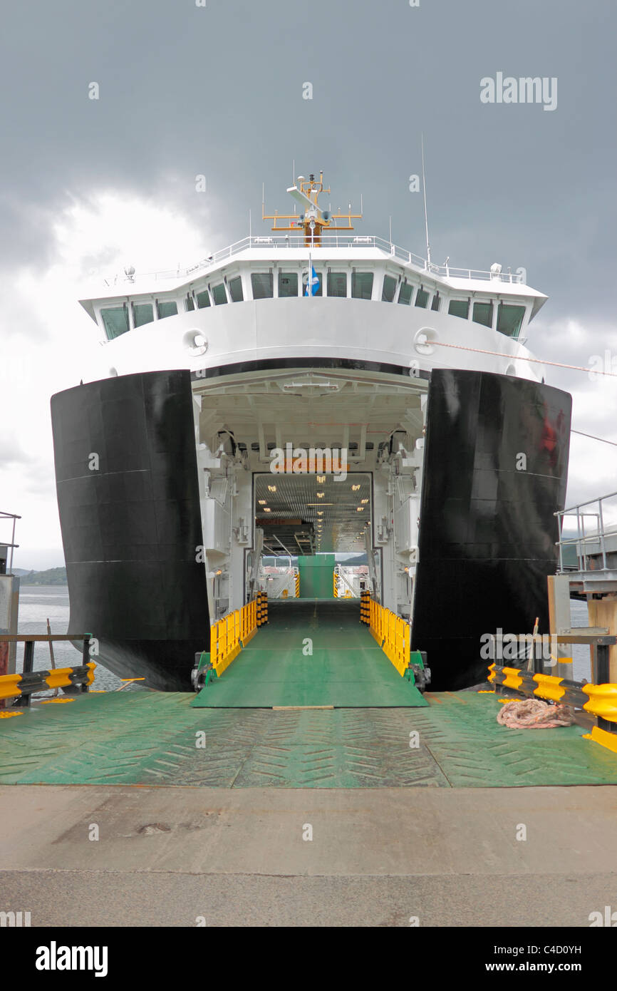MV Finlaggan Kennacraig auf Port Askaig Fähre mit Bogen-Türen öffnen Stockfoto