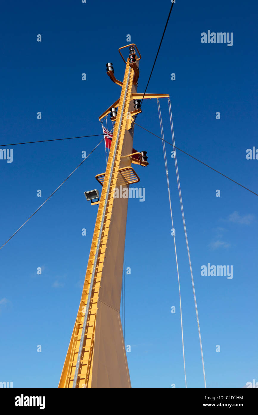 MV Finlaggan Kennacraig auf Port Askaig Fähre Navigation Licht Mast Stockfoto