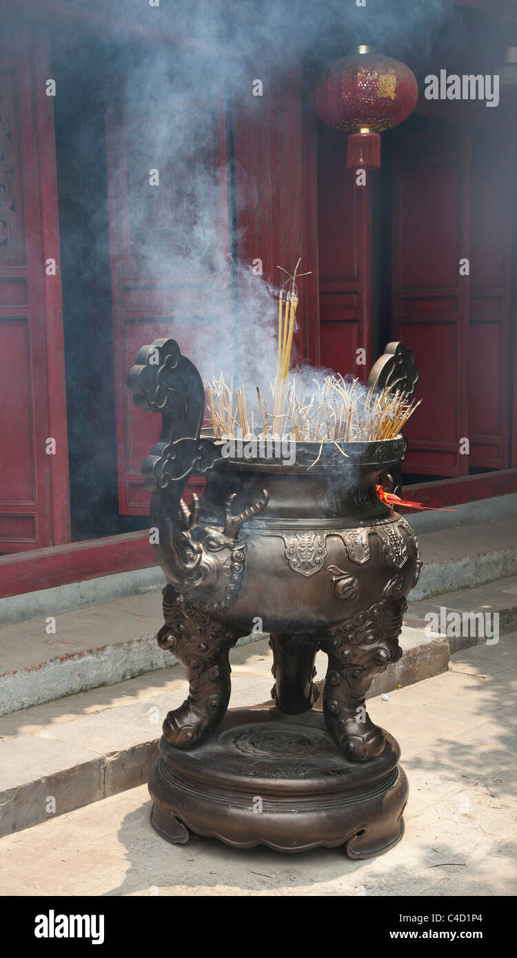 Räucherstäbchen Sie verbrannt in einem chinesisch-buddhistischen Tempel Stockfoto
