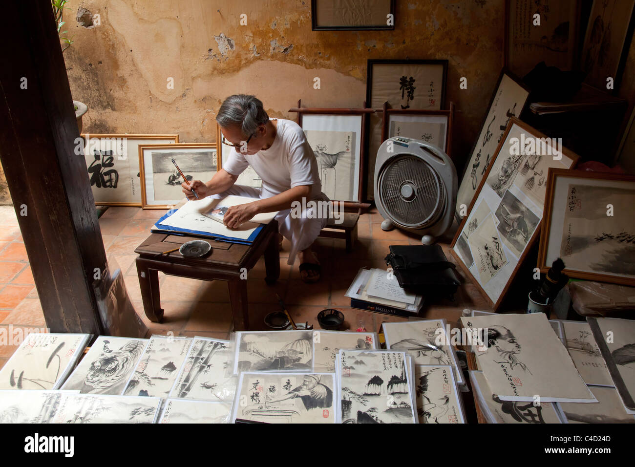 Der chinesische Künstler Maler bei der Arbeit Stockfoto