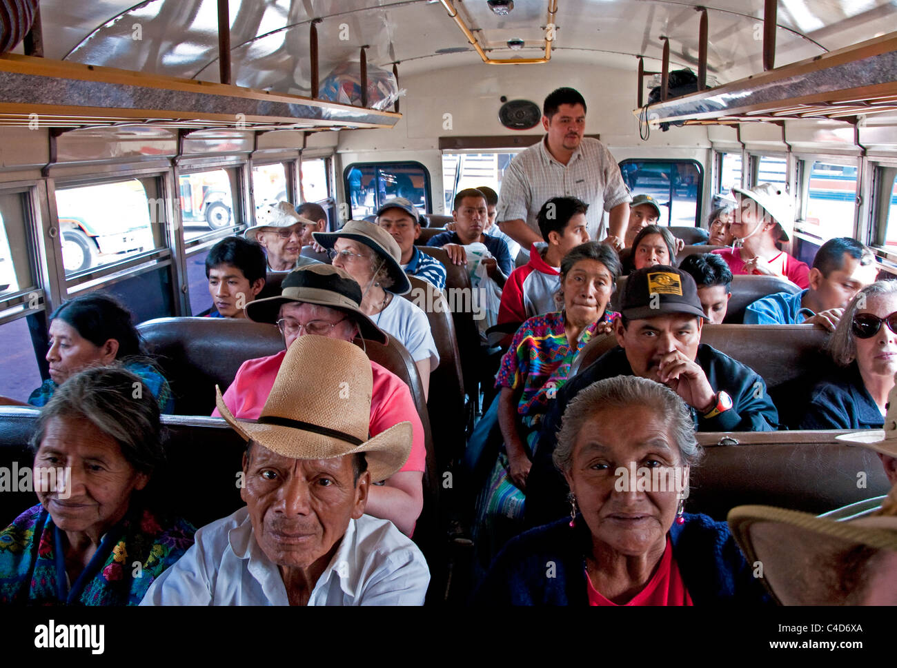 Guatemaltekische "Huhn Bus" verpackt mit ausländischen und einheimischen Fahrgästen in Antigua. Stockfoto