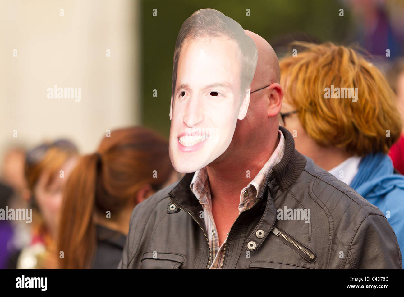 Menschenmassen entlang der Malls am Abend vor der königlichen Hochzeit von Prinz William und Kate Middleton, 28. April 2011, London Stockfoto