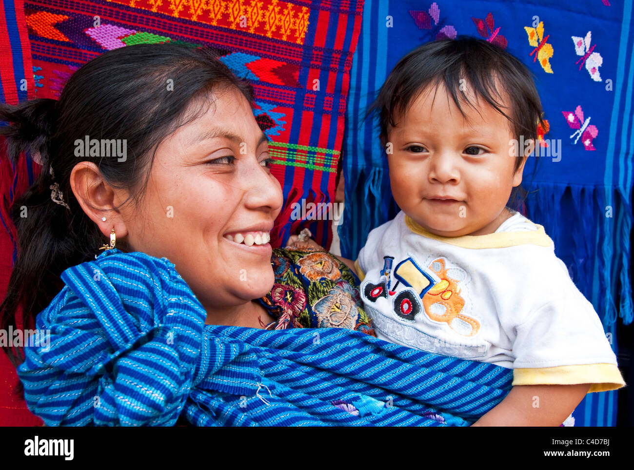 Maya-Mutter mit Baby im Dorf in der Nähe von Antigua Stockfoto