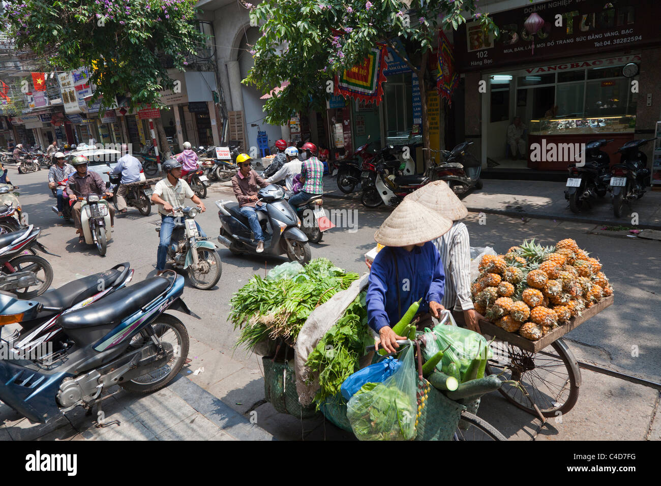 Vietnamesische Straßenszene mit Obst-Verkäufer, Hanoi, Vietnam Stockfoto