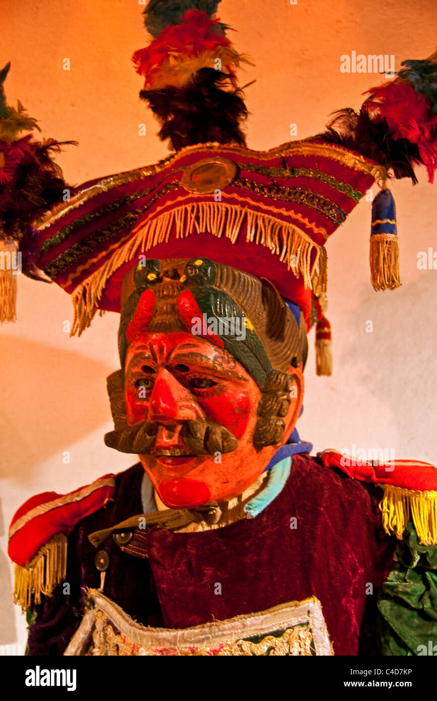 Kostüm mit Maske getragen von Maya in folkloristischen Tanz Zeremonie spöttisch Spanier & andere Europäer in Casa K'ojom Maya-Musikmuseum Stockfoto