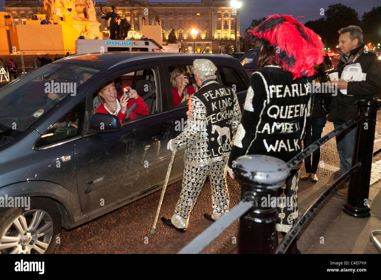 Pearly König und die Königin vor Buckingham Palace die Nacht vor der königlichen Hochzeit von Prinz William und Kate Middleton Stockfoto