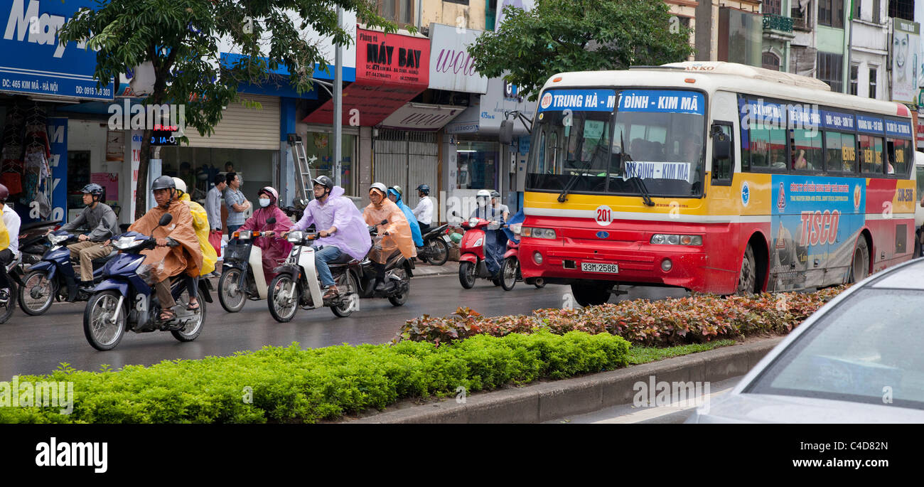 Beschäftigt Straßenszene mit Pendlerverkehr im Regen, Hanoi, Vietnam Stockfoto