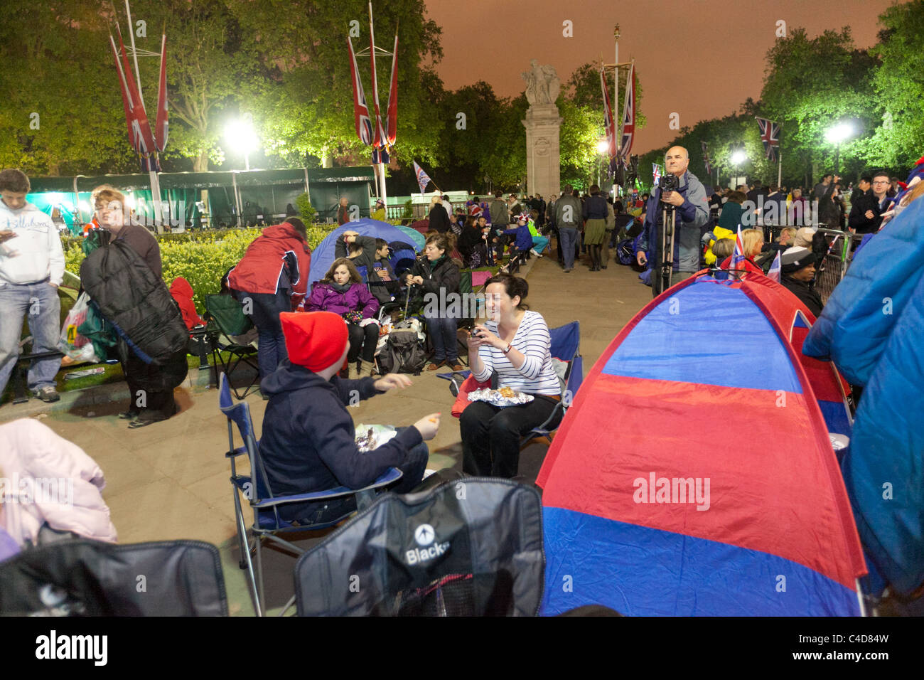 Festliche Massen camping vor Buckingham Palace die Nacht vor der königlichen Hochzeit von Prinz William und Kate Middleton Stockfoto