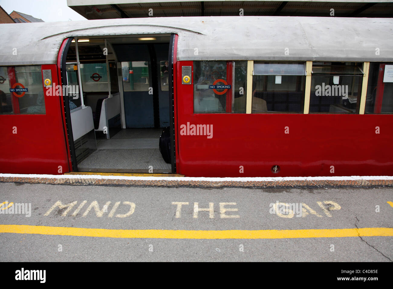 Alten Londoner U-Bahn Zug auf der Isle Of Wight Eisenbahn und Geist, die Lücke zu unterzeichnen, auf der Plattform auf der Isle Of Wight Stockfoto