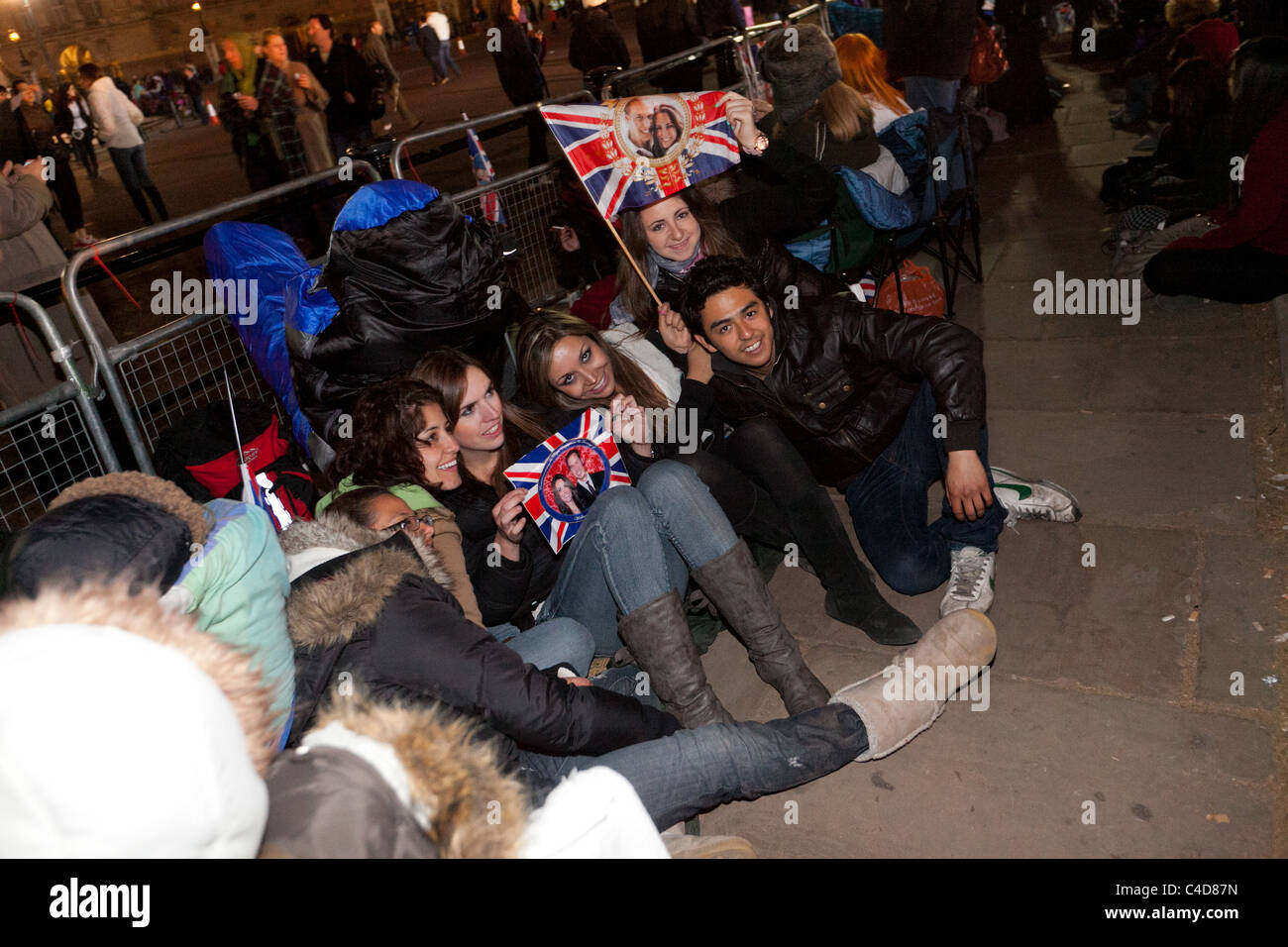Festliche Massen camping vor Buckingham Palace die Nacht vor der königlichen Hochzeit von Prinz William und Kate Middleton Stockfoto