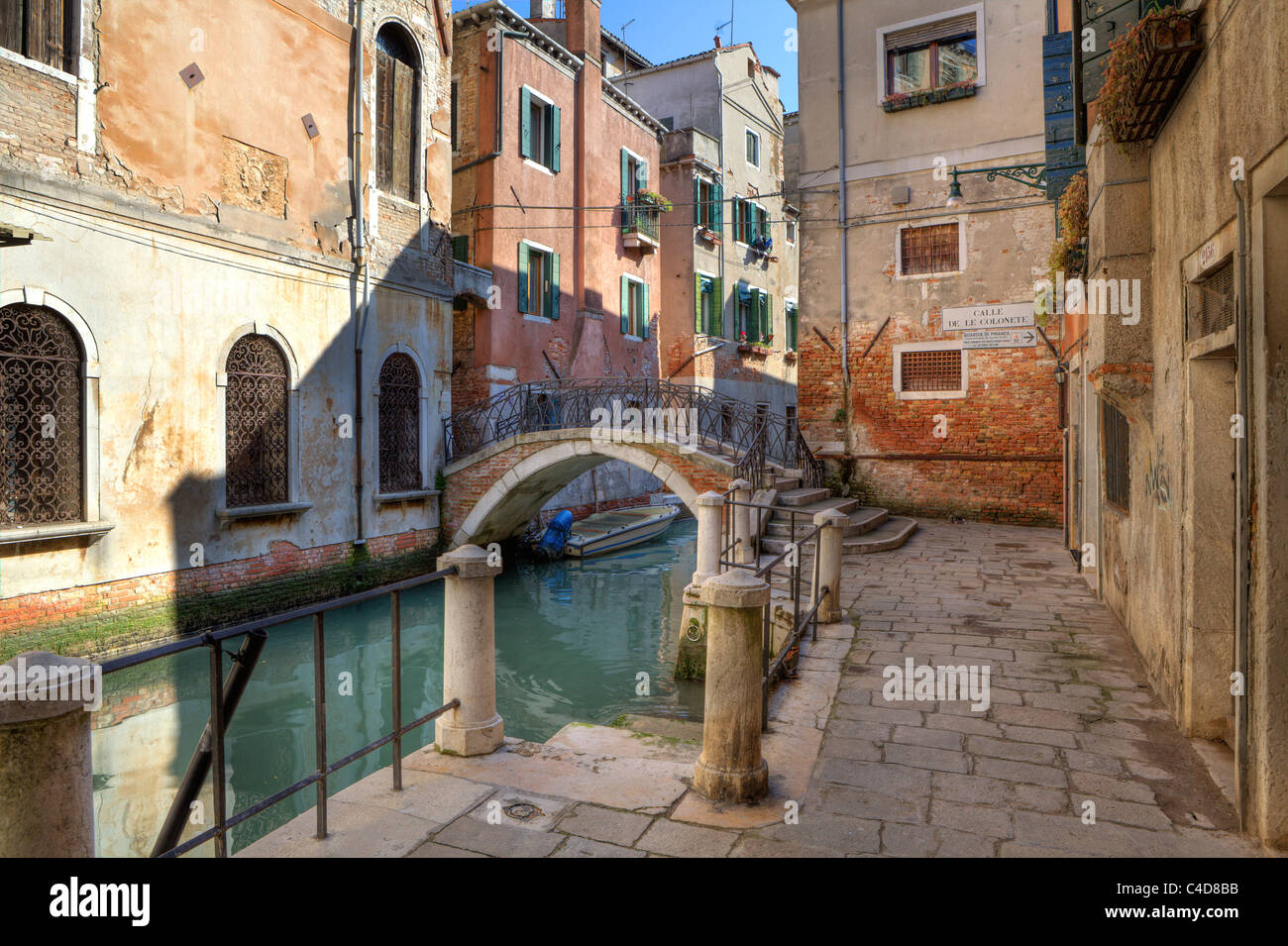 Kleine Brücke über den Kanal und alte historische Häuser in Venedig, Italien. Stockfoto