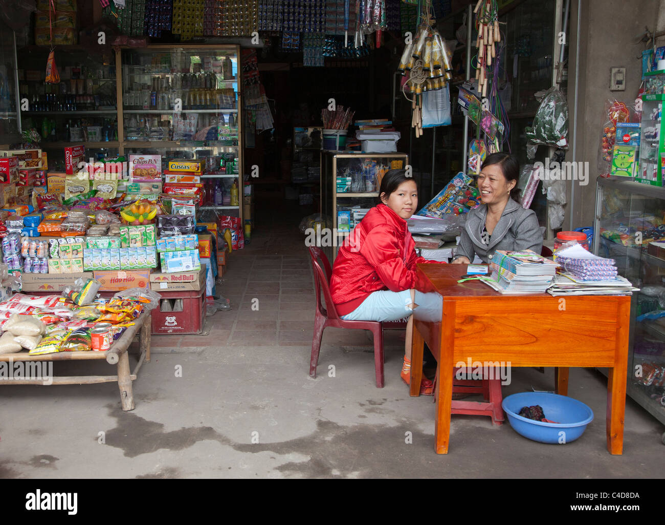 Vietnamesische Bestimmungen Shop mit Mutter und Tochter Stockfoto