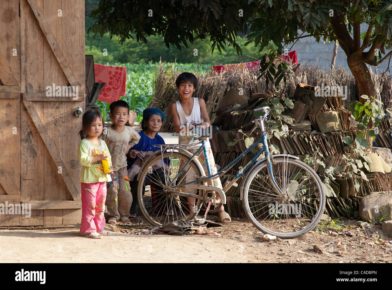 Nordvietnam, Familie mit Kindern beim spielen Stockfoto