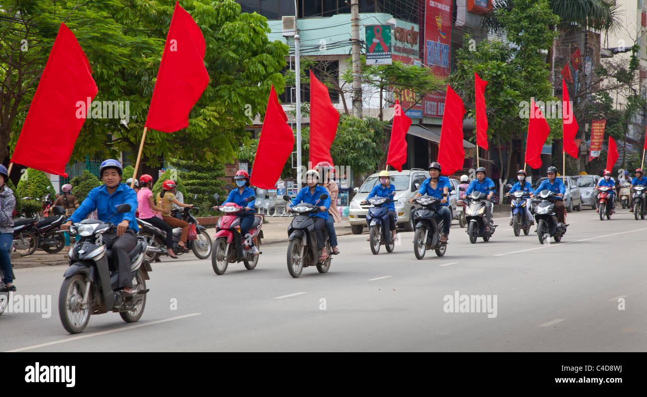 Cao Bang, Nordvietnam, kommunistische Partei Motorradfahrer mit Fahnen zu eine bevorstehende Wahl zu fördern. Stockfoto