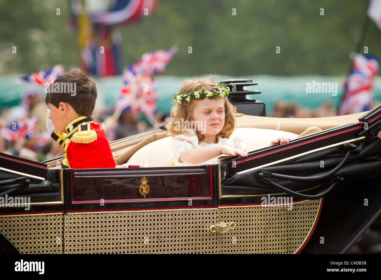 Blumenmädchen Grace Van Cutsem kehrt aus der königlichen Hochzeit per Kutsche von Westminster Abbey zum Buckingham Palace, April 29 Stockfoto