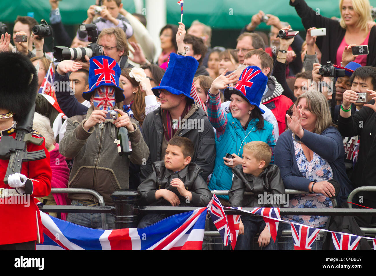 Die Massen Welle der königlichen Familie, der Rückkehr von der Hochzeit von Prinz William und Kate Middleton, 29. April 2011 Stockfoto