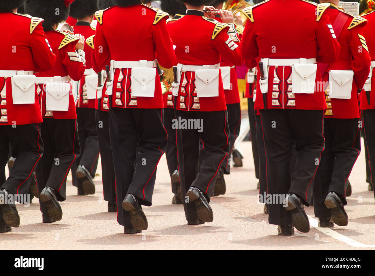 Coldstream Guards marschieren entfernt nach der königlichen Hochzeit von Prinz William und Kate Middleton, (29. April 2011), London, England Stockfoto