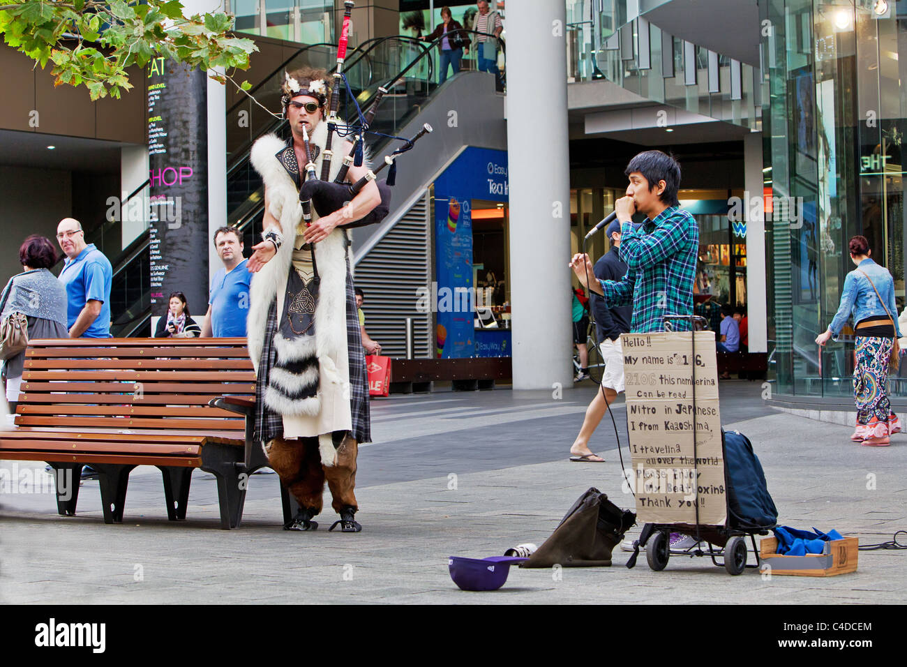 Straßenmusikant in einem City-Einkaufszentrum in Perth Western Australia Stockfoto