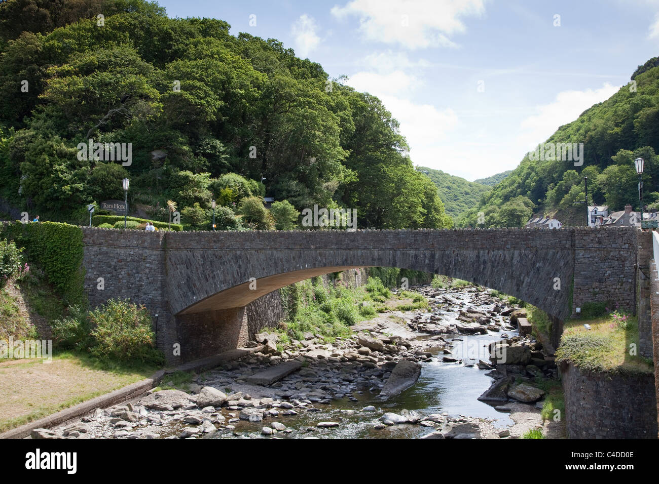 Blick auf den Flussbrücke bei Lynmouth in Devon Stockfoto