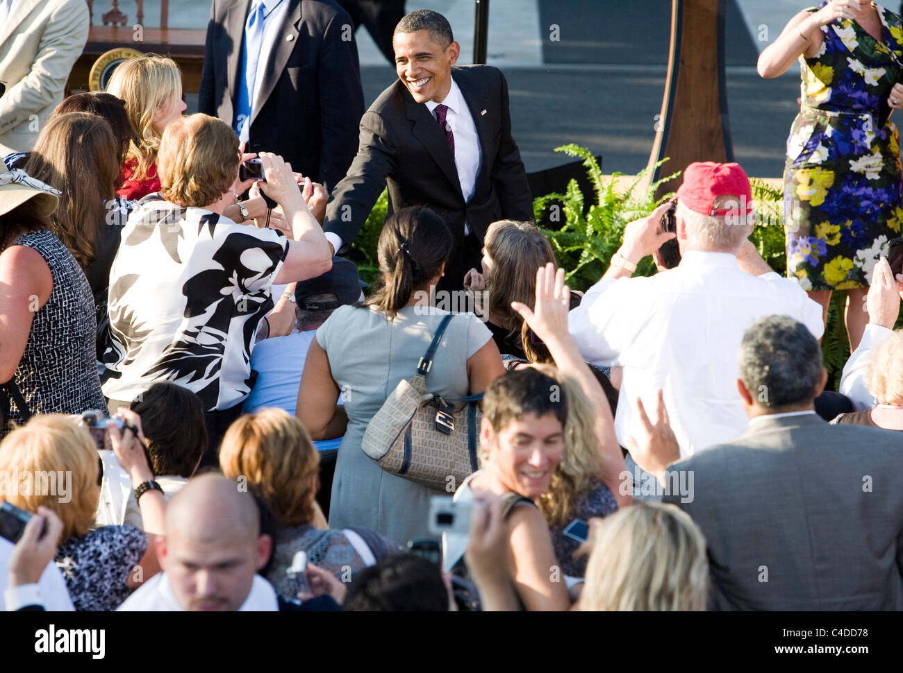 Präsident Barack Obama begrüßt das Publikum während einer Veranstaltung. Stockfoto