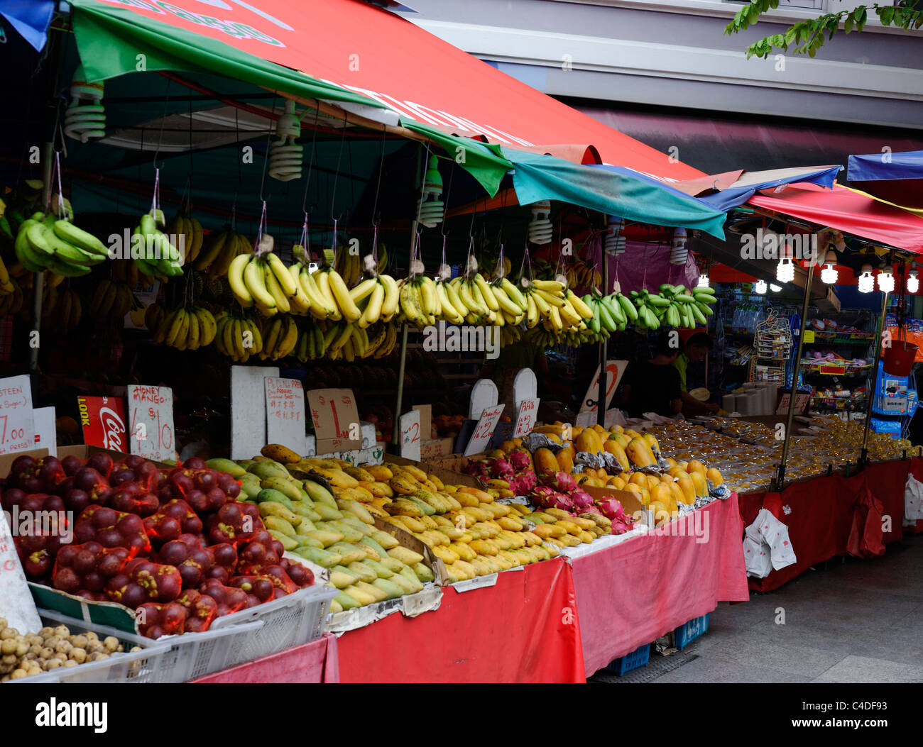 Asiatische Früchte und Gemüse Stand auf Bugis Junction, Singapur Stockfoto