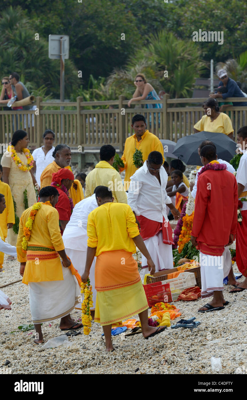 Indische Zeremonie am Strand von Saint-Pierre, vor dem Weg des Feuers (Tamoule Gemeinschaft, La Réunion) Stockfoto