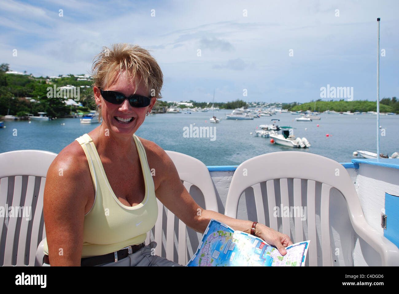 Touristen auf Rockaway Ferry in Bermuda mit Karte; Southampton Parrish Stockfoto