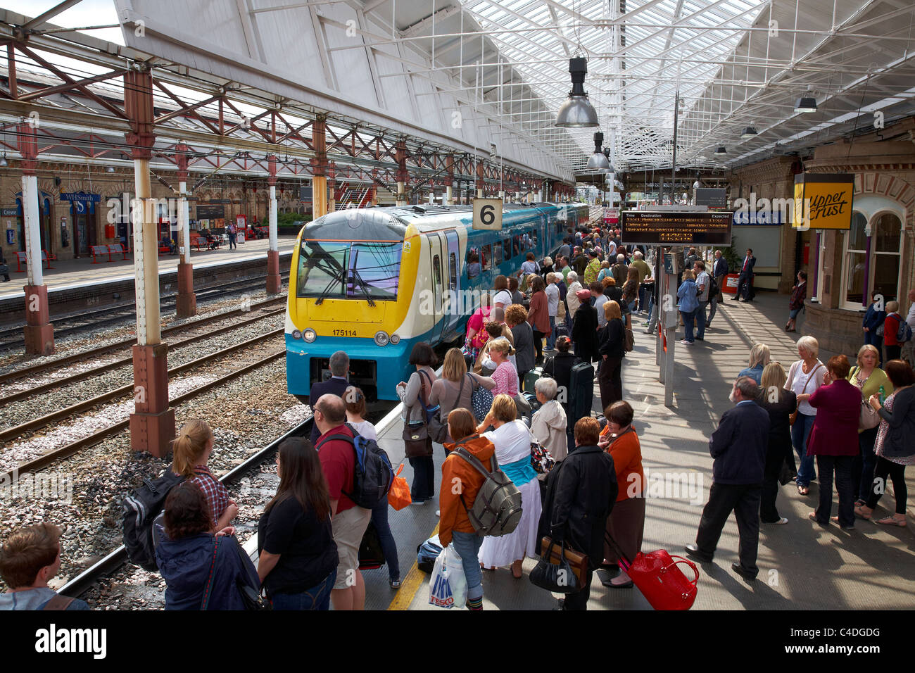 Zug-Ankunft am Bahnhof in Crewe, Cheshire, UK Stockfoto