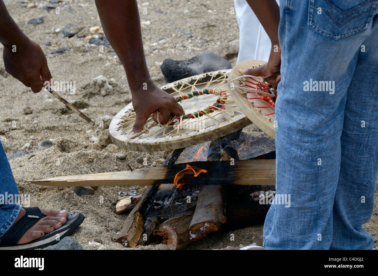 Indische Zeremonie auf der Saint-Pierre-Strand, vor dem Fuß des Feuers, Tamoule Gemeinschaft, La Reunion Stockfoto