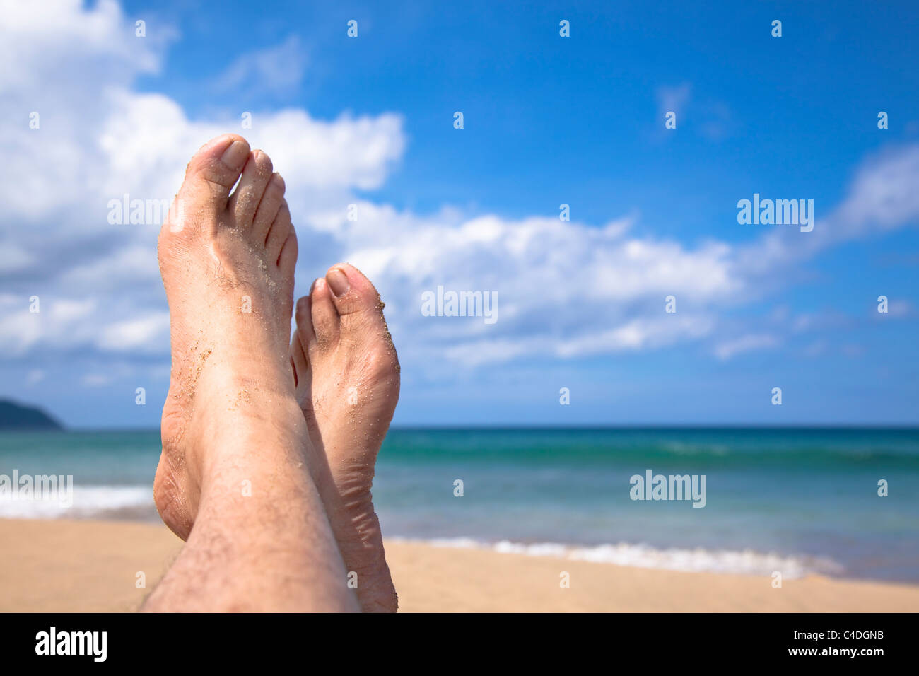liegen am Strand beobachten meine Füße und genießen Sie Sommerurlaub Stockfoto