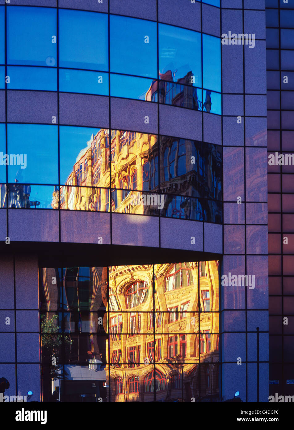 Reflexionen in den Schaufenstern der 101 Barbirolli Square-Kanada-Haus Stockfoto